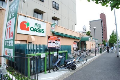 Supermarket. 740m to Hankyu Oasis (super)