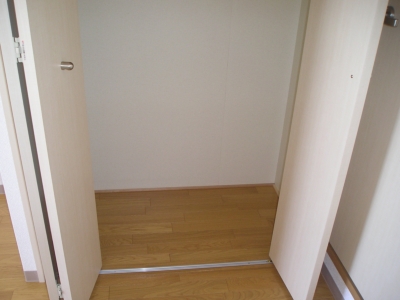 Receipt. Large closet! In housed plenty, Rooms also refreshing!