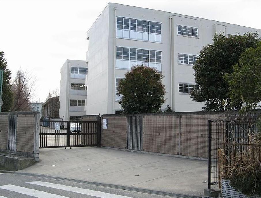 Junior high school. 1425m to Suita City Katayama Junior High School