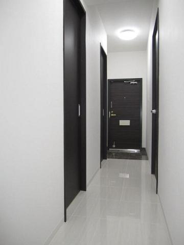Entrance. Use the Good natural stone is a sense of quality in the entrance and the corridor! There is a feeling of opening because of the high ceiling, It is very bright!