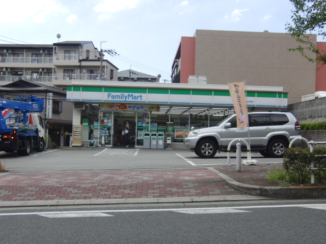 Convenience store. FamilyMart 886m to Suita Kamiyamate Machiten (convenience store)