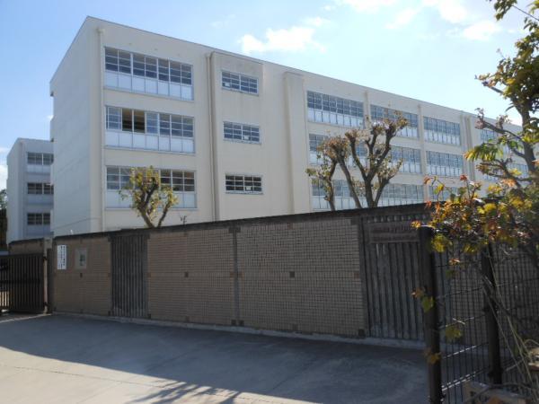 Junior high school. 1300m to Katayama junior high school