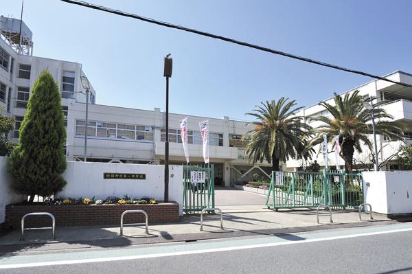 Junior high school. 1160m to municipal first junior high school