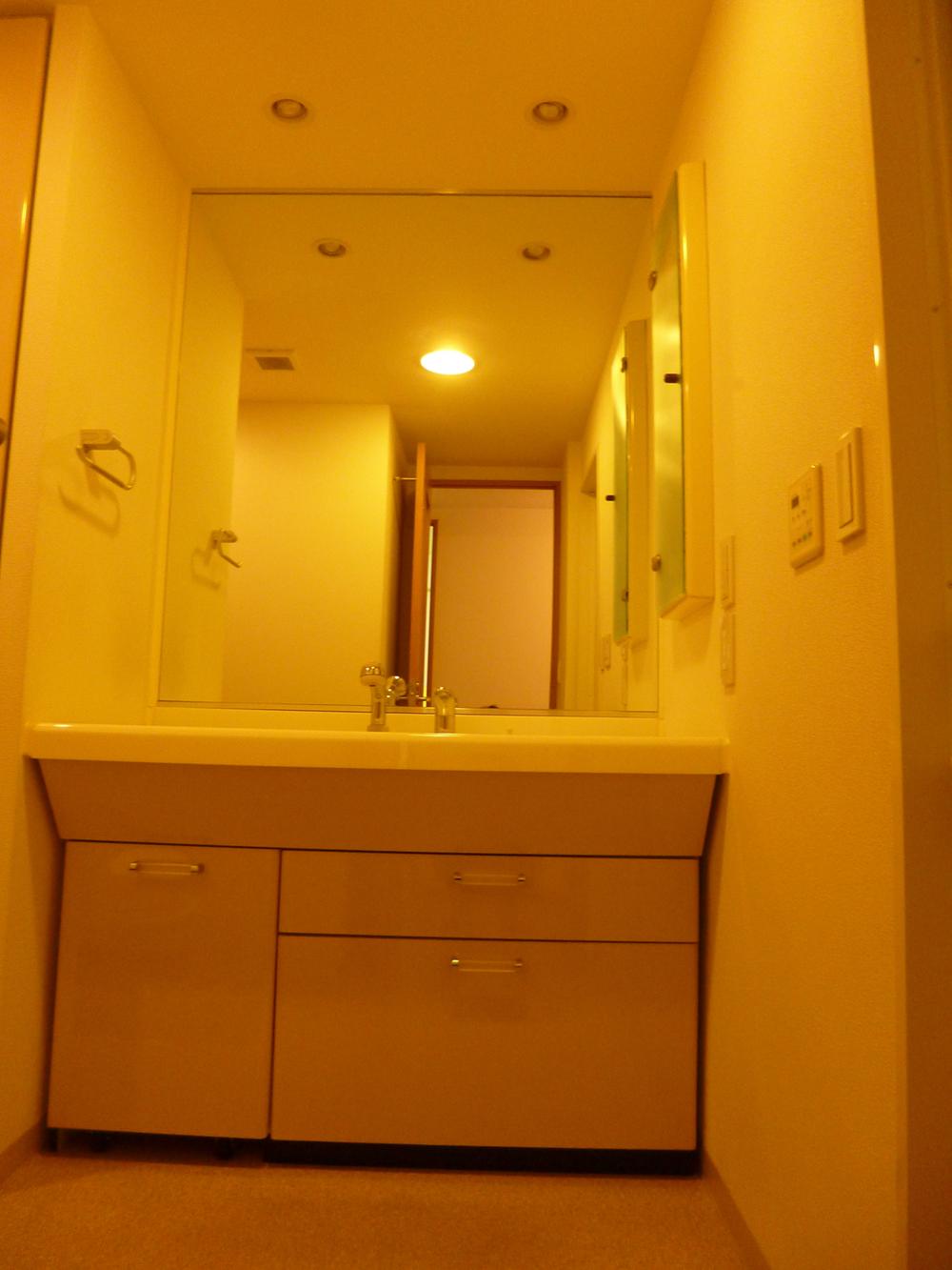 Wash basin, toilet. Indoor (12 May 2013) Shooting