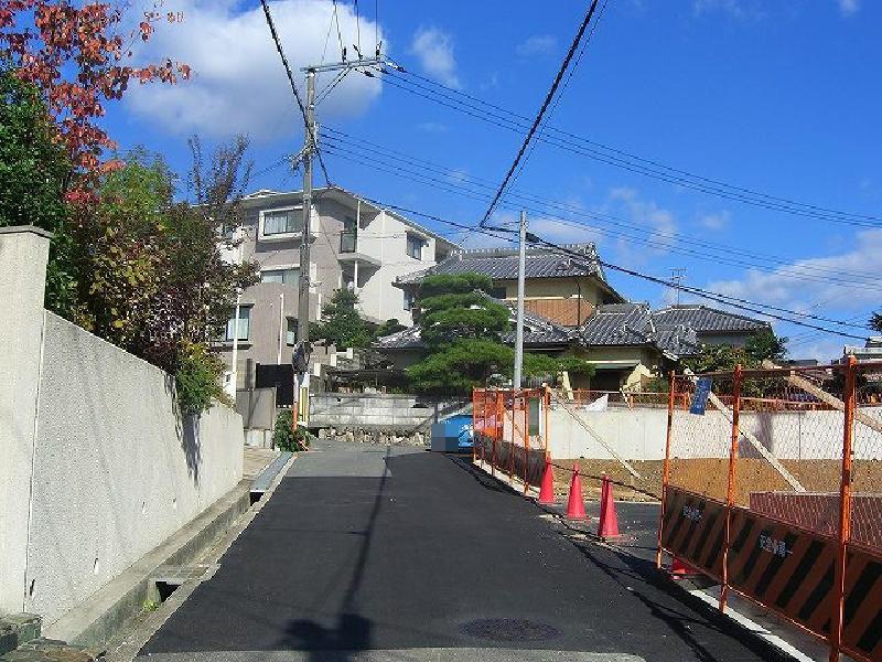 Local photos, including front road. Frontal road