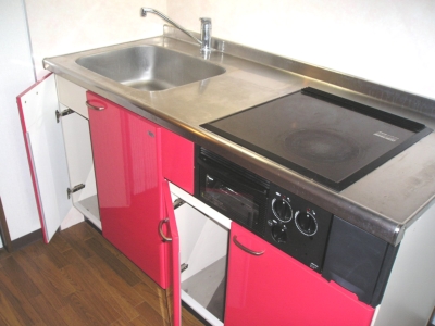 Kitchen. Bright red, clean storage power system kitchen of outstanding two-necked IH! 