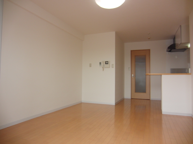 Living and room. Bright room in the southeast direction ・ Kitchen counter