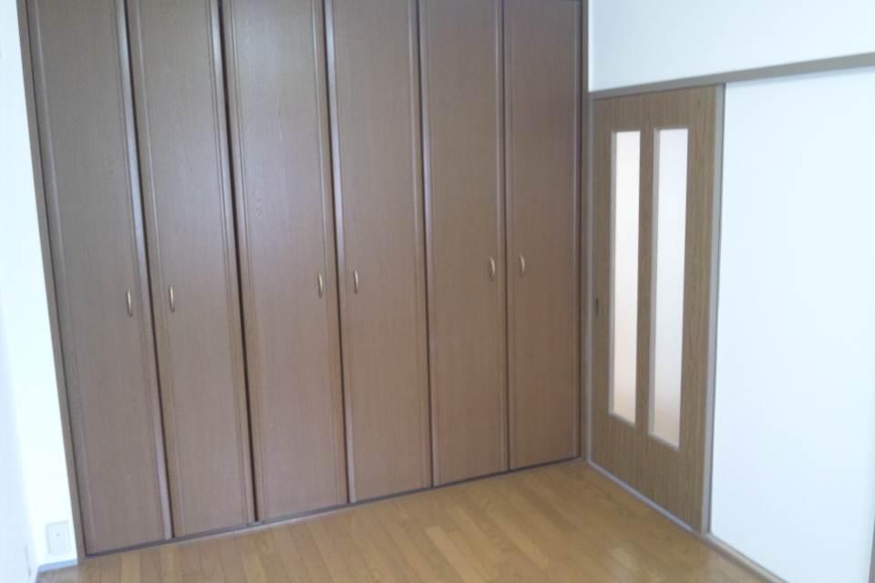 Non-living room. Western-style closet