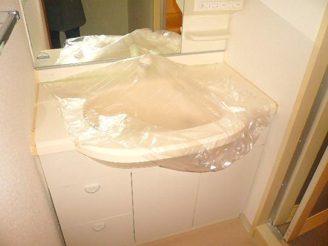 Wash basin, toilet. Indoor (12 May 2013) Shooting