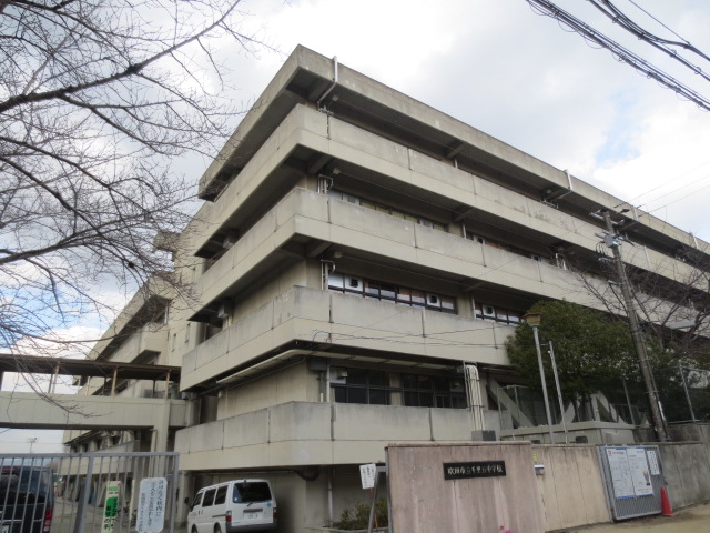 Junior high school. 1318m to Suita Municipal Senrioka junior high school (junior high school)