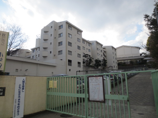 Primary school. 705m to Suita Municipal Minamiyamata elementary school (elementary school)