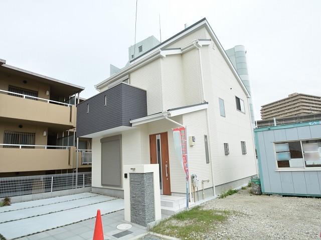 Local appearance photo. Entrance facing south ・ High roof vehicles also PARKING