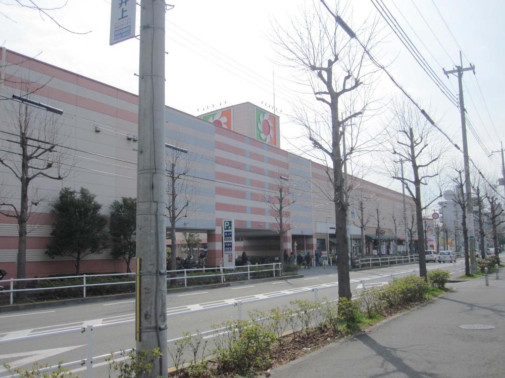 Shopping centre. Until Izumiya 1259m