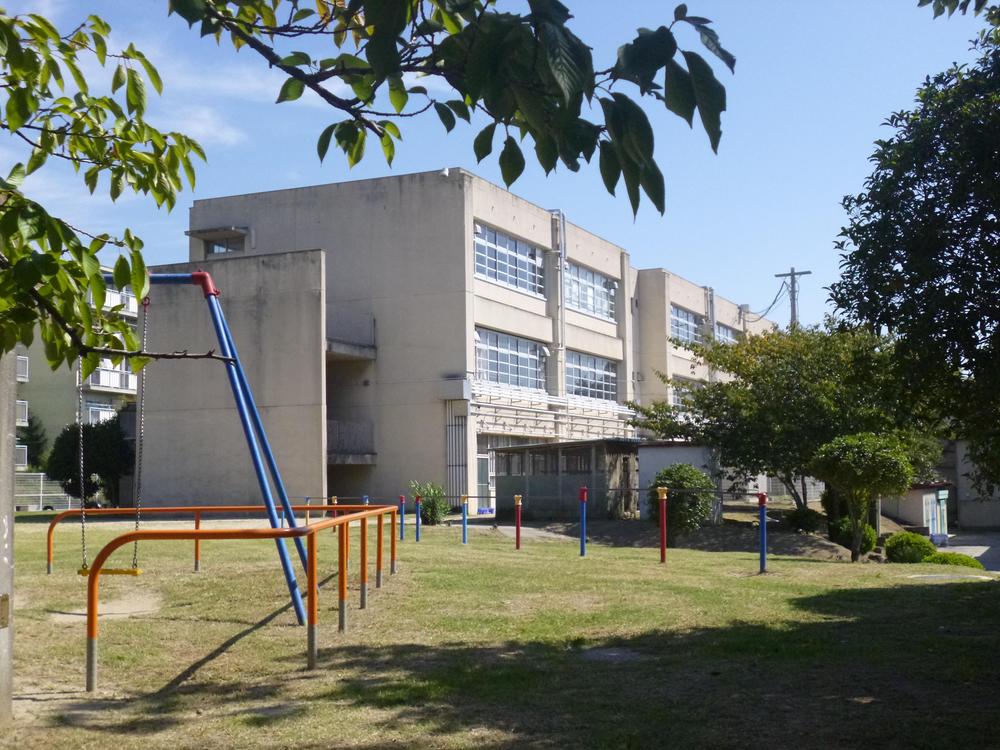 Primary school. 556m to Suita Municipal Momoyamadai Elementary School