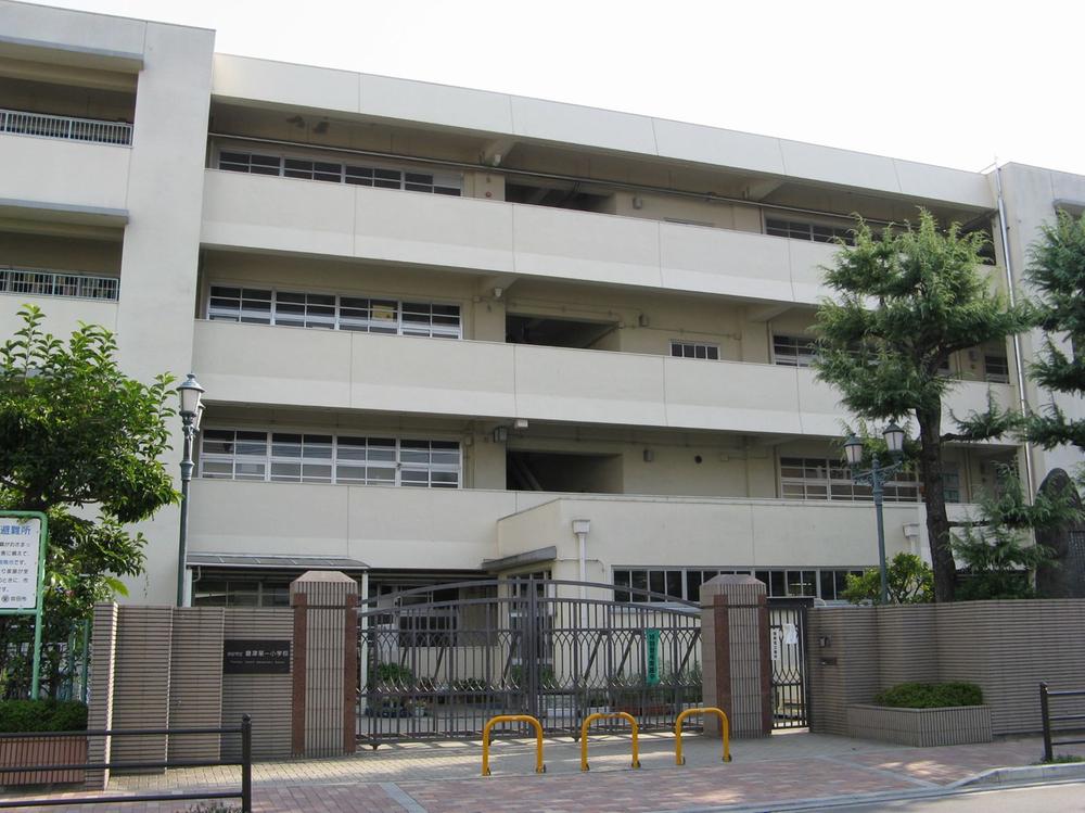 Primary school. Municipal Toyotsu until the first elementary school 730m
