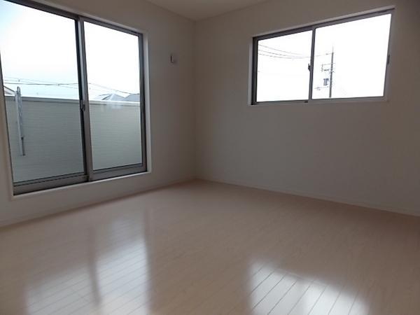 Same specifications photos (Other introspection). Spacious living space with all the living room storage space