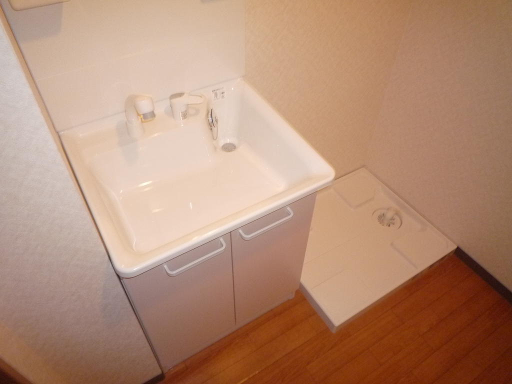 Washroom. Shampoo dresser! It has also become to spread dressing room!