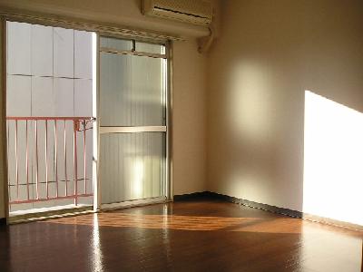 Living and room. Clean all renovated in Western-style type! The window is also double booklet! 
