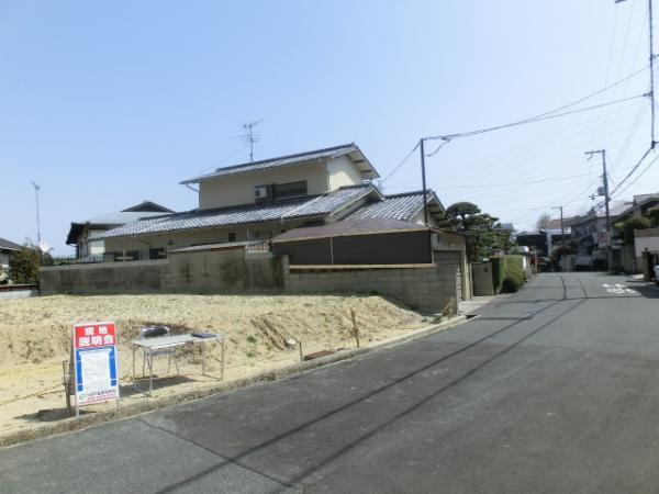 Local photos, including front road. Does not pass is almost car on the front road.