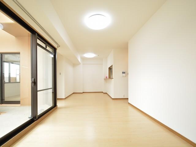 Living. Living part Flooring ・ Wallpaper Chokawa already ・ Lighting even with shiny