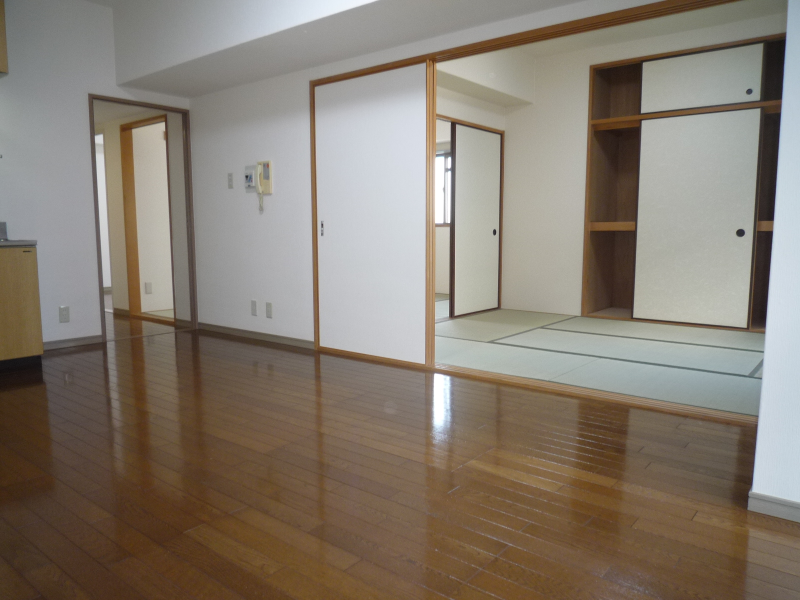 Living and room. Over the entire surface OPEN Japanese-style! Spacious even 2LDK is available!