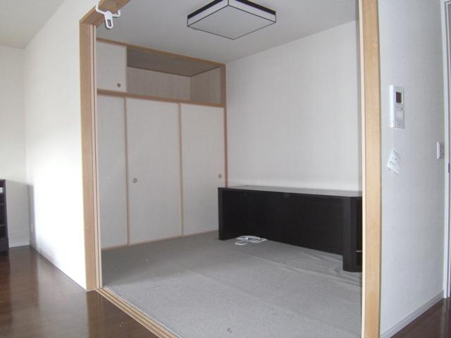 Non-living room. Japanese-style room of one side storage
