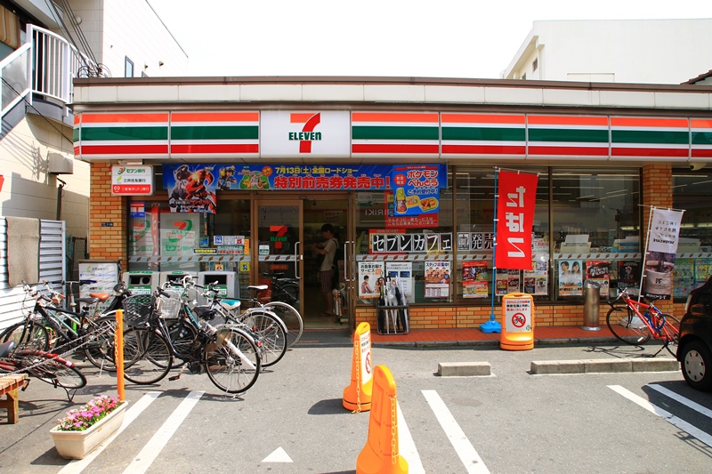 Convenience store. Seven-Eleven Suita Kandai before the store (convenience store) to 351m