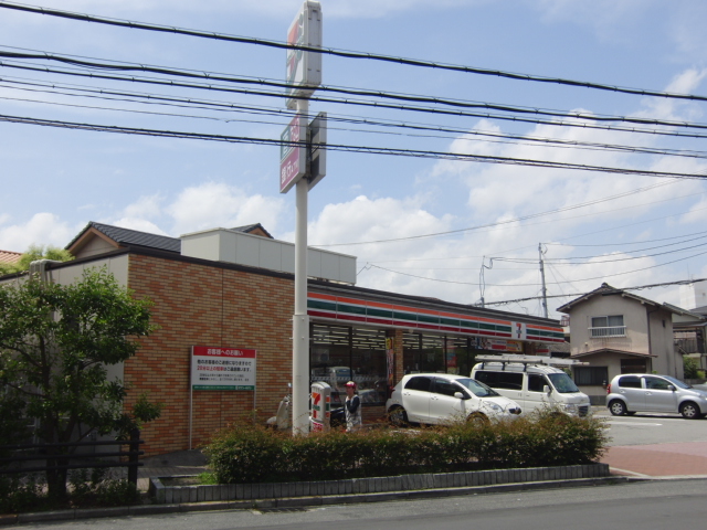 Convenience store. Seven-Eleven Suita Motomachi store up (convenience store) 284m