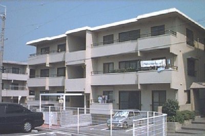 Building appearance. It is a low-rise apartment. 