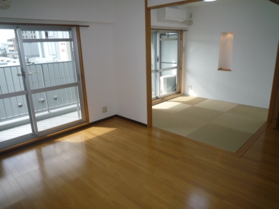 Other room space. Bright room missing forward in wide balcony! 