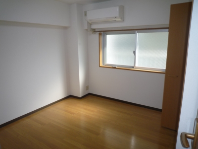 Other room space. Bright bedroom window of the south! Storage is also equipped with air conditioning! 