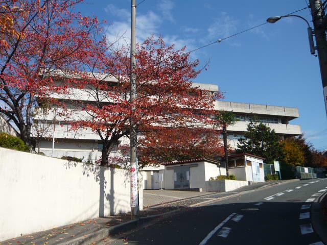 Junior high school. 1453m to Suita Municipal Yamadahigashi junior high school