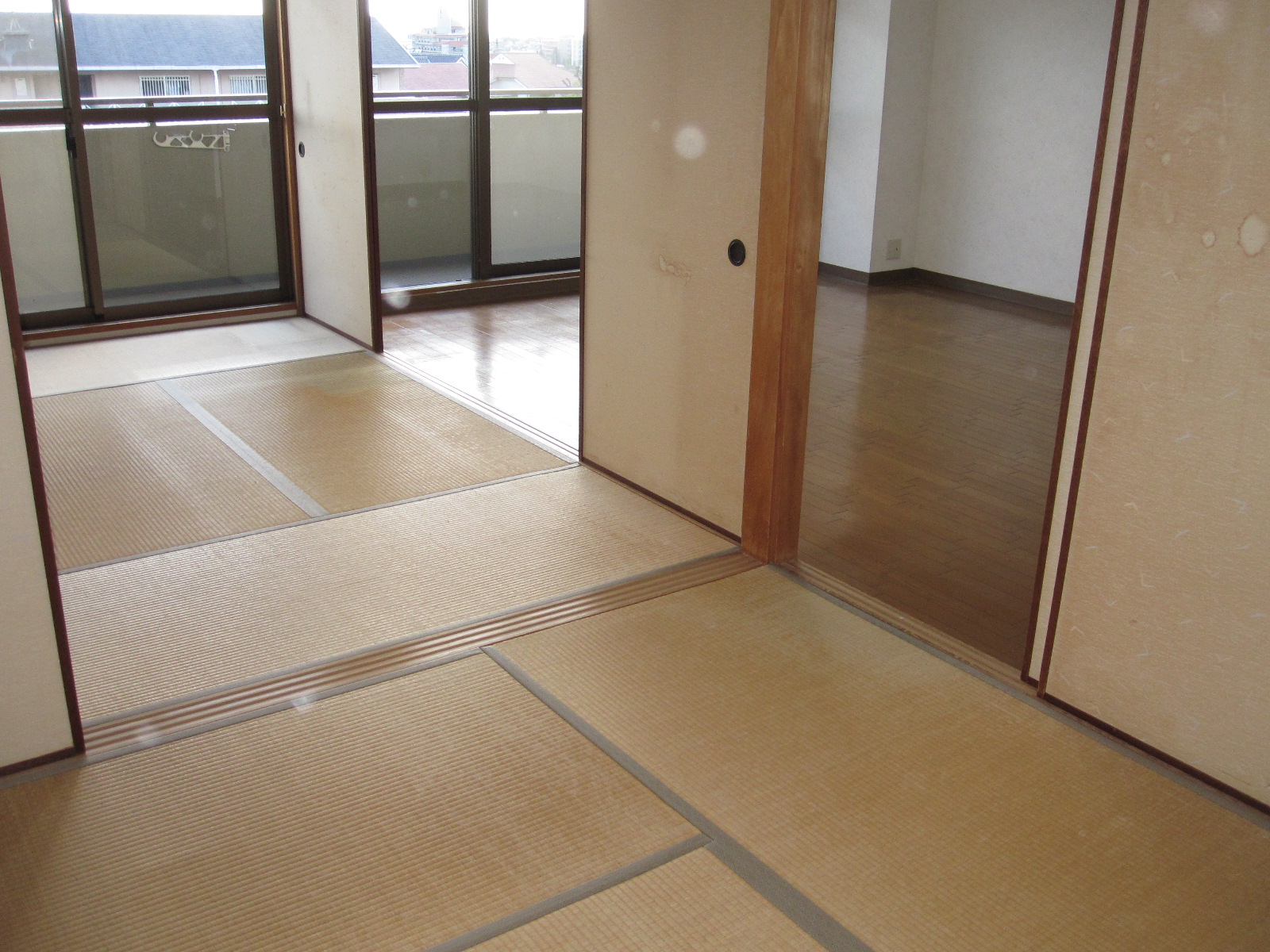 Living and room. 2 between the continuance of the Japanese-style room