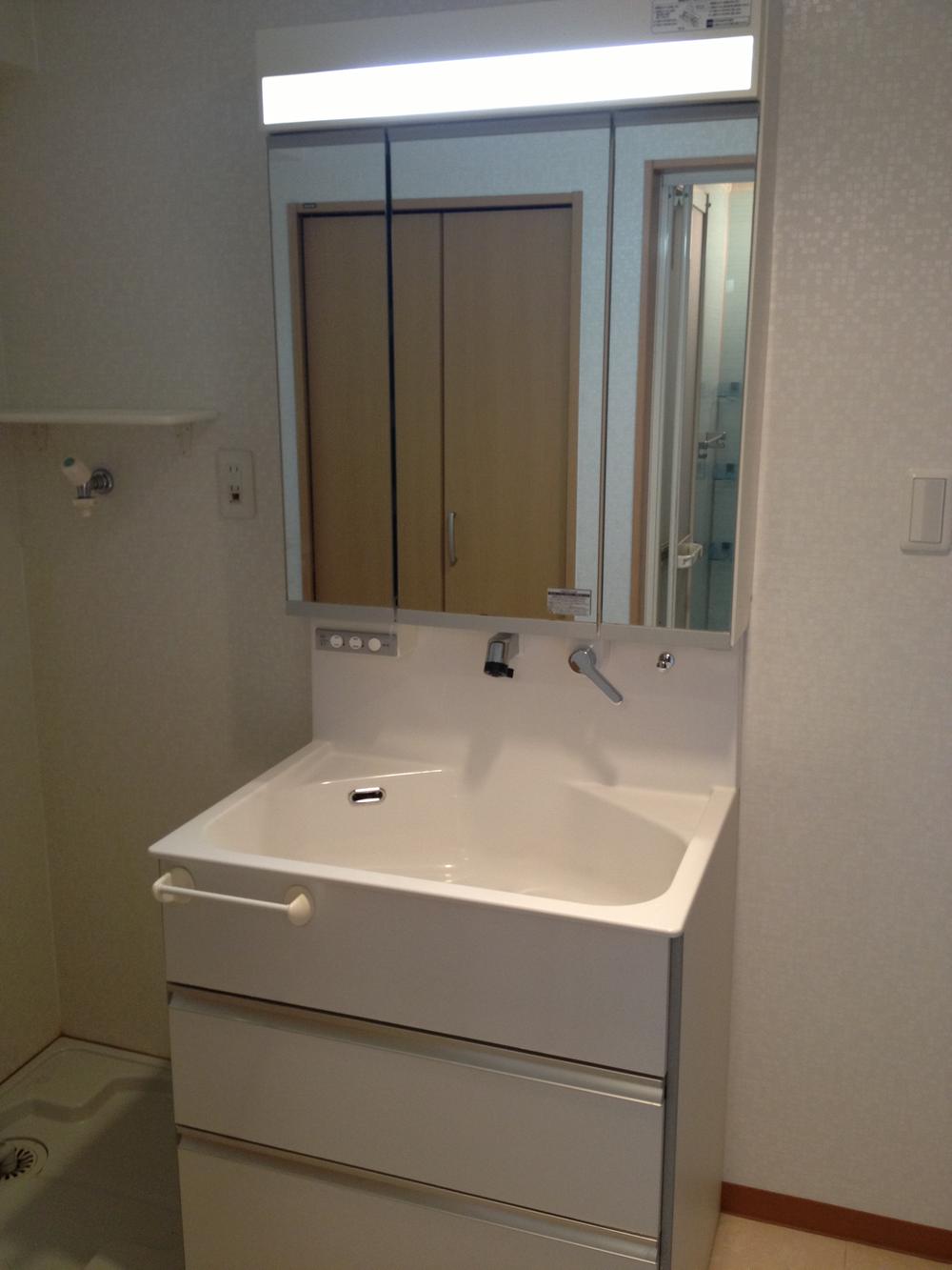 Wash basin, toilet. Three-sided mirror and stylish design with a shower