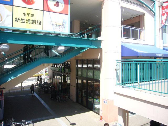 Shopping centre. Minamisenri Station shopping mall up to 100m