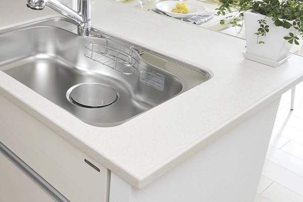 Kitchen.  [Counter-integrated top board] Counter with a built-in to enhance the work efficiency. Care easy, Scratch-resistant is made of artificial marble (same specifications)