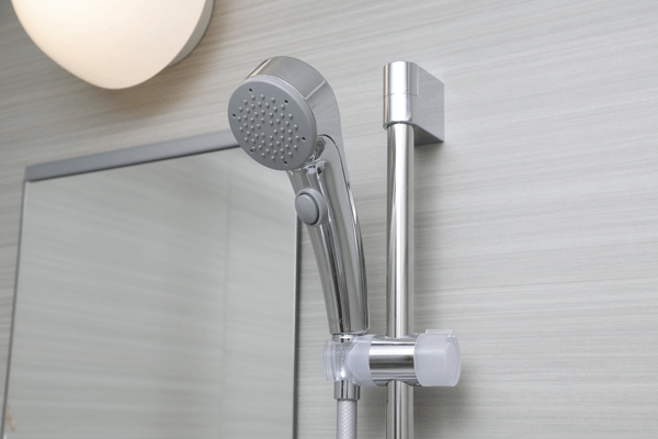 Bathing-wash room.  [Water-saving shower head] Adopt a shower head with a water-saving effect. At hand of a button, Spouting ・ Water stop you to easily switch (same specifications)