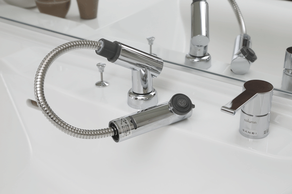Bathing-wash room.  [Single spray mixing faucet] Adopt an easy-to-use mixing faucet single spray. Faucet is available in a drawer, It is also useful in cleaning (same specifications)