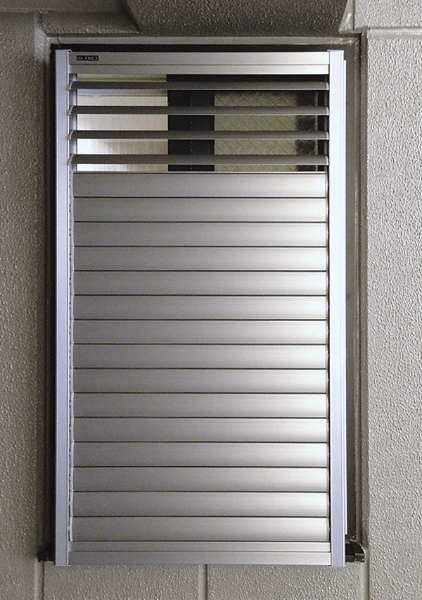 Security.  [Movable louver surface lattice] The window facing the hallway, Movable louver surface grid to capture the light have been installed while protecting the privacy ※ Except B-80A type. As for the window of the bathroom, Will be fixed louver surface lattice (same specifications)