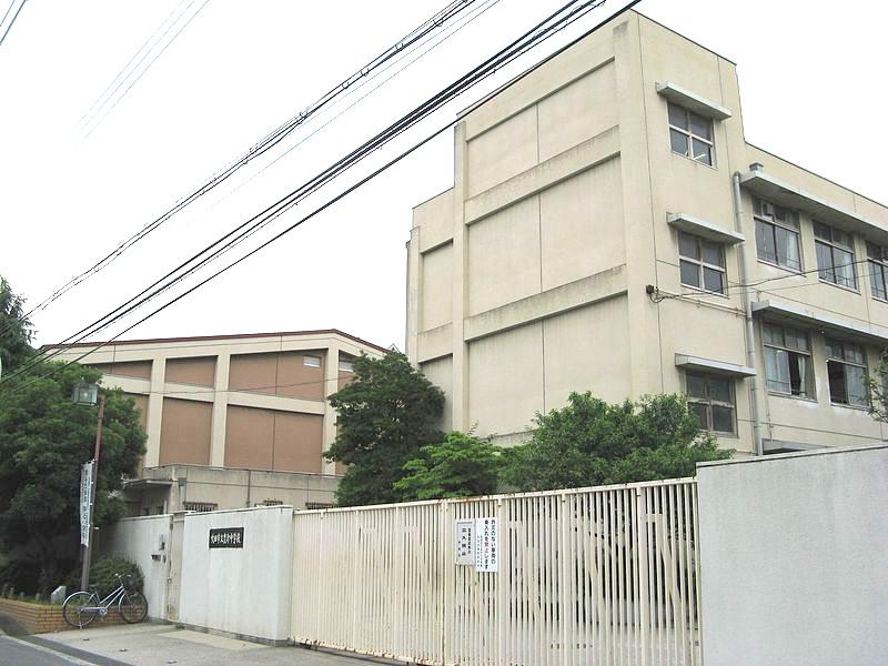 Junior high school. 926m to Suita Municipal Toyotsu junior high school