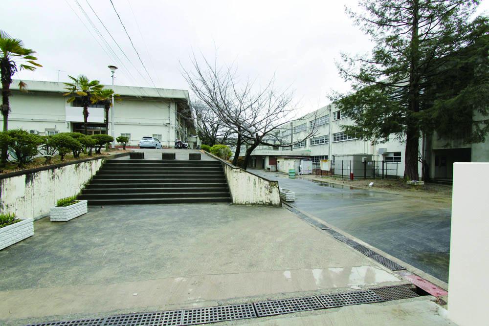Junior high school. 1263m Aoyama stand junior high school until the Suita Municipal Aoyama stand Junior High School
