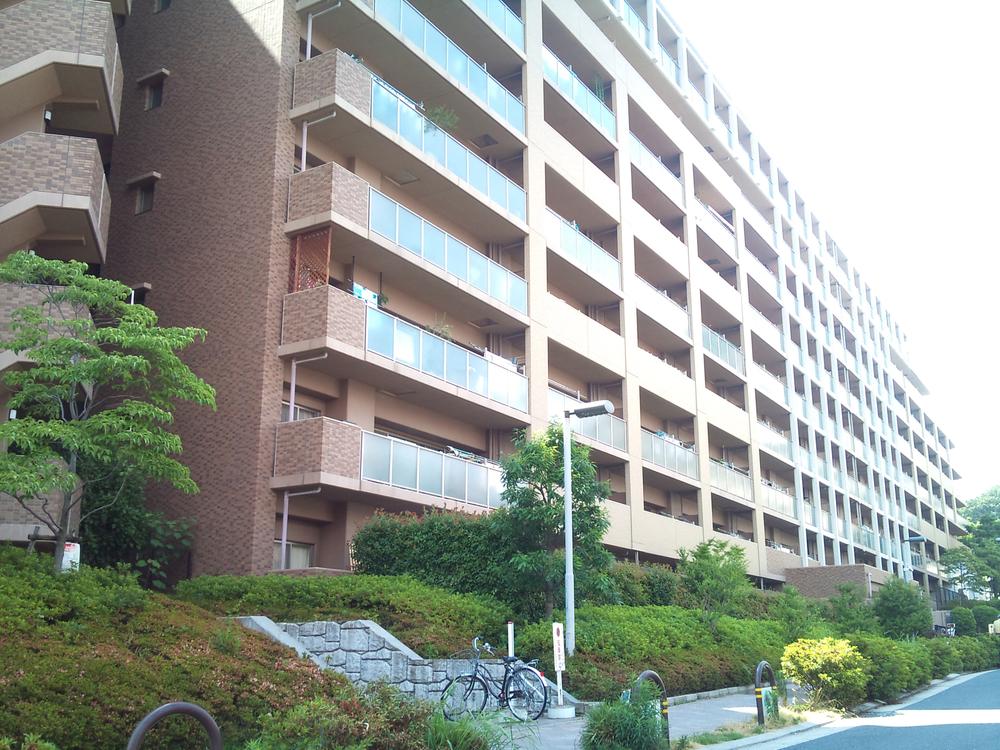 Local appearance photo. Yale Gran Senrioka open Hills A ~ It is 421 units a large apartment consisting of Building C.