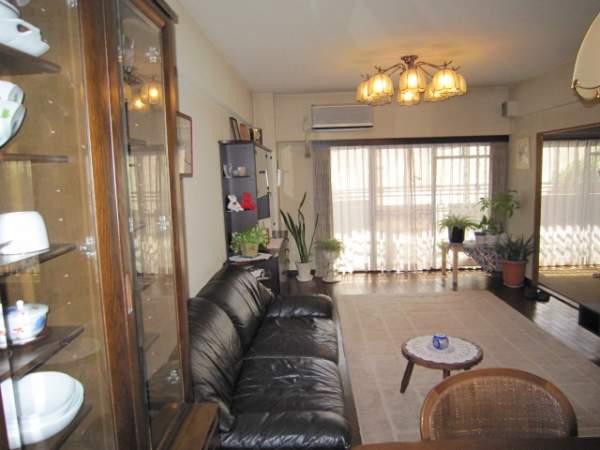 Living. Because of the low south of the land, The sunny living room and Japanese-style room, Views of the outside views from the living room is calm.