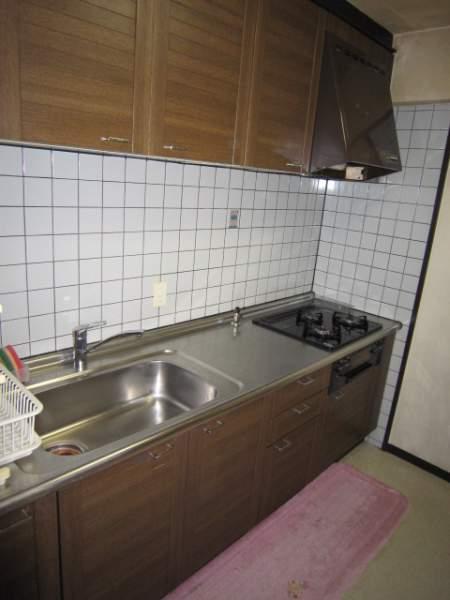 Kitchen. Independent kitchen about 3.4 Pledge