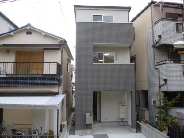 Local appearance photo. A quiet residential area in front of the road is a small street of car.