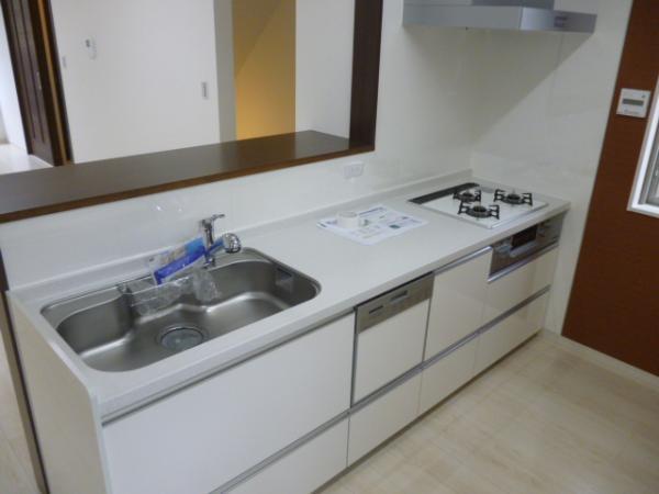 Kitchen. It is counter kitchen overlooks the family while making the cuisine