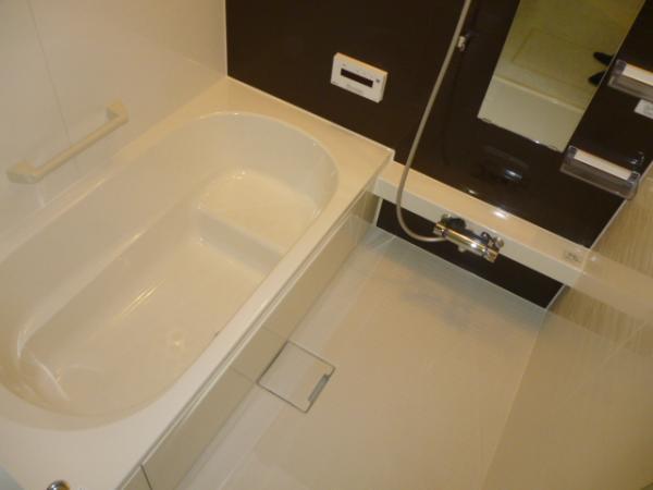 Bathroom. Please heal the fatigue of the day with a 1 square meters or more of the bathroom.