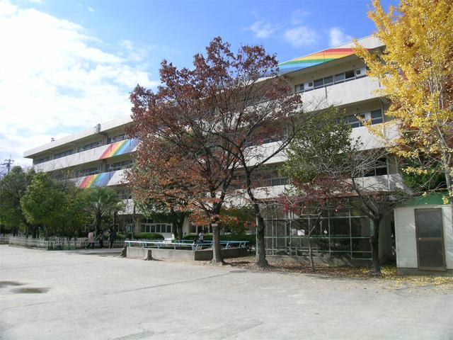 Primary school. 398m to Suita Municipal Yamada, the third elementary school