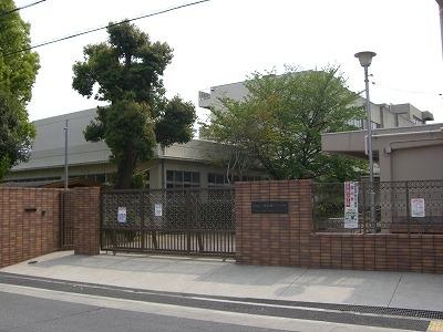 Primary school. 560m to Suita sixth elementary school