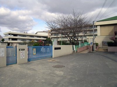 Primary school. Yamada first elementary school to (elementary school) 435m